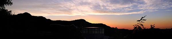 서울대학교 관악캠퍼스 뒤편 언덕에서 바라본 웅장한 관악산 전경 파노라마 사진