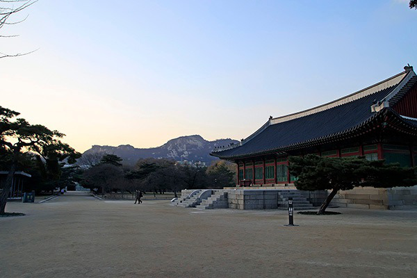 사진 설명 : 경복궁 수정전, 영추문, 그리고 인왕산의 보정본 tomylove_239