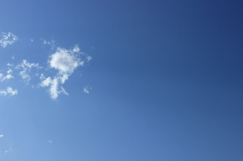 강렬한 태양 빛을 받는 구름 푸른하늘 사진 sky-cloud-02