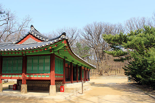 대지와 수평을 이루며 낮게 엎드린 종묘 부속 건물의 조화로운 지붕 실루엣