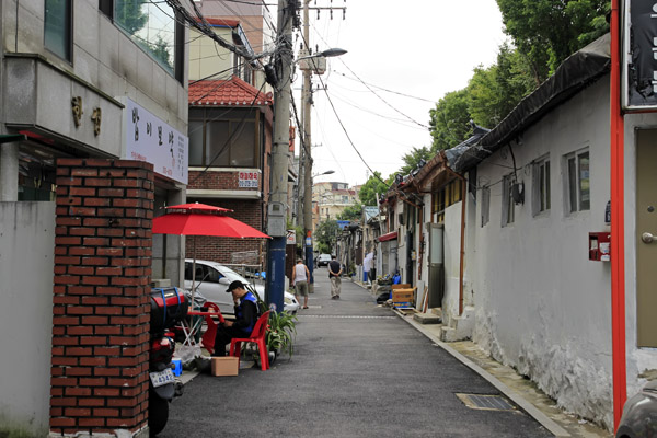 연세대학교 정문 바로 앞 굴다리 근처 골목