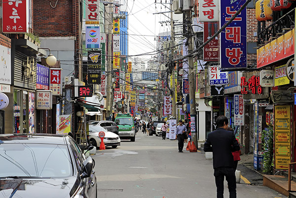 연세대학교 정문 근처 신촌거리 풍경