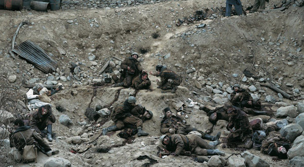 세계에서 가장 비싼 사진 TOP 10 - 4위. Dead Troops Talk – Jeff Wall (1992) : 370만 달러 (한화 약 38.5억원)