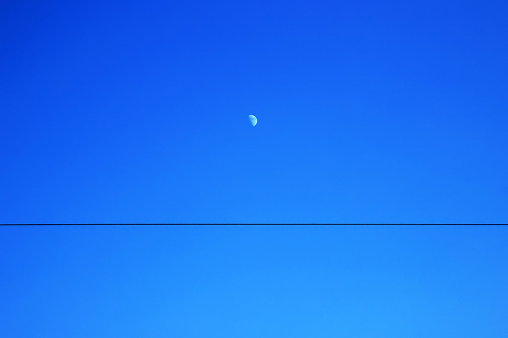 Where the Sky Is Divided - Phoresto Kim의 미니멀리즘 사진, 하늘을 가르는 전선과 반달